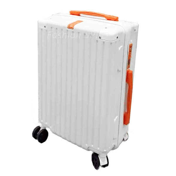 NIKE の海外限定アイテム『Solo Swoosh Carry On Suitcase』が発売