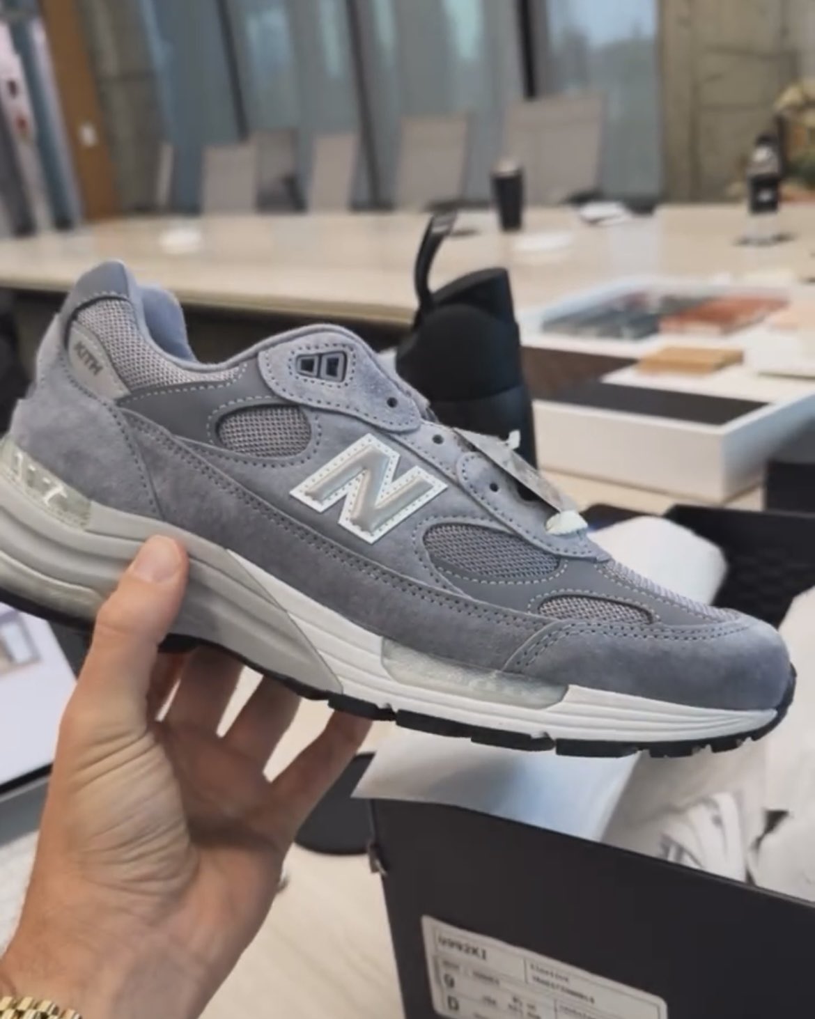 KITH × New Balance 992 “Gray” が近日発売予定