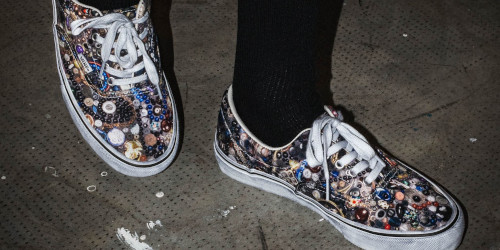 Supreme がアメリカの現代美術家 Mike Kelley との2026年春コラボコレクションを発表