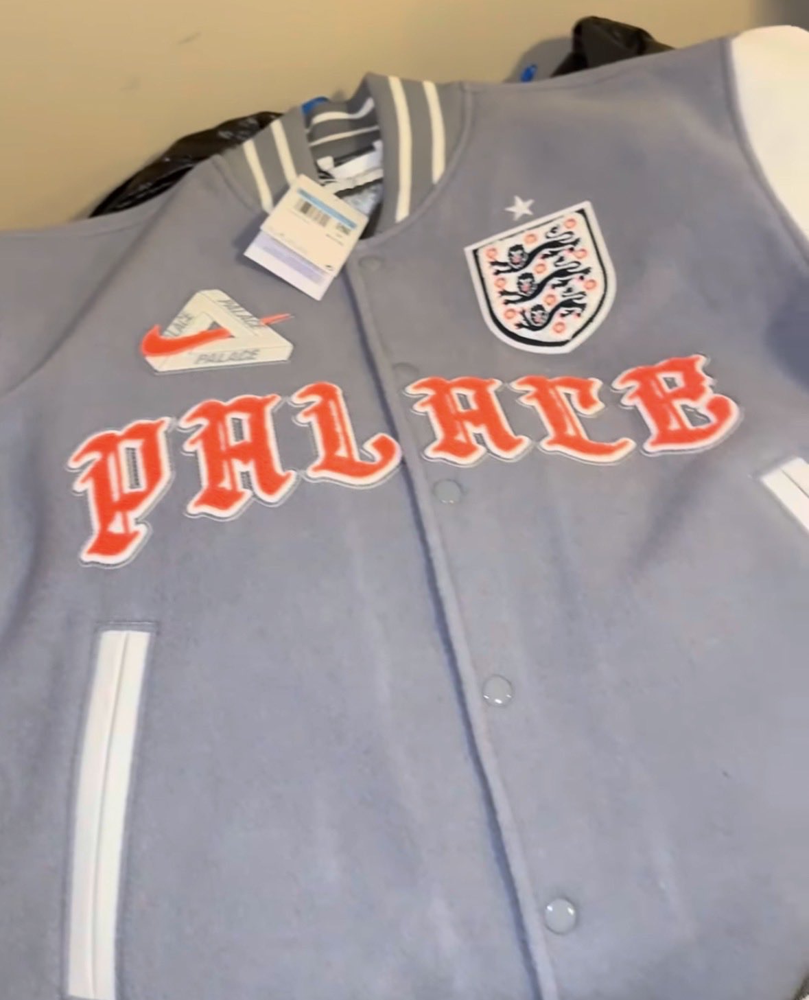 PALACE × NIKE × イングランド代表 のトリプルコラボジャケットが公開