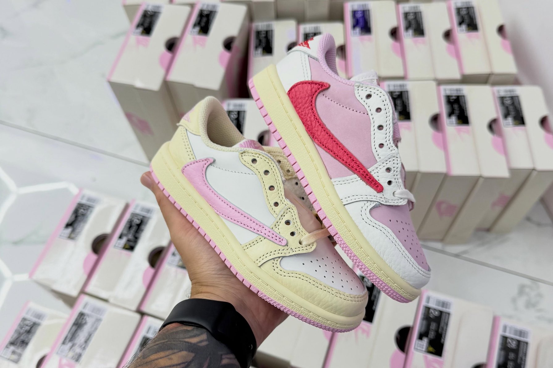 キッズサイズのヴィジュアルが公開
Travis Scott × NIKE AIR JORDAN 1 LOW “Shy Pink” & “Tropical Pink” が5月29日(金)に発売予定