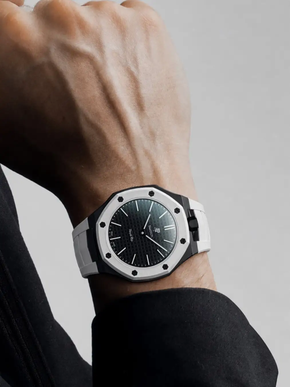GOLDEN CONCEPTが、先日発表された「Audemars Piguet & Swatch」のコラボレーションモデル「Royal Pop」を腕時計に作り替える専用ケースを発売