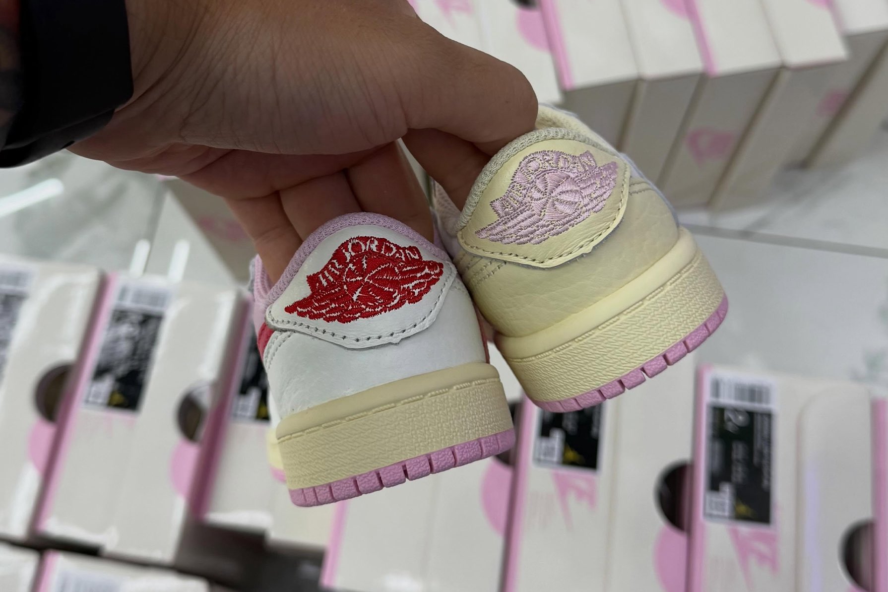 キッズサイズのヴィジュアルが公開
Travis Scott × NIKE AIR JORDAN 1 LOW “Shy Pink” & “Tropical Pink” が5月29日(金)に発売予定