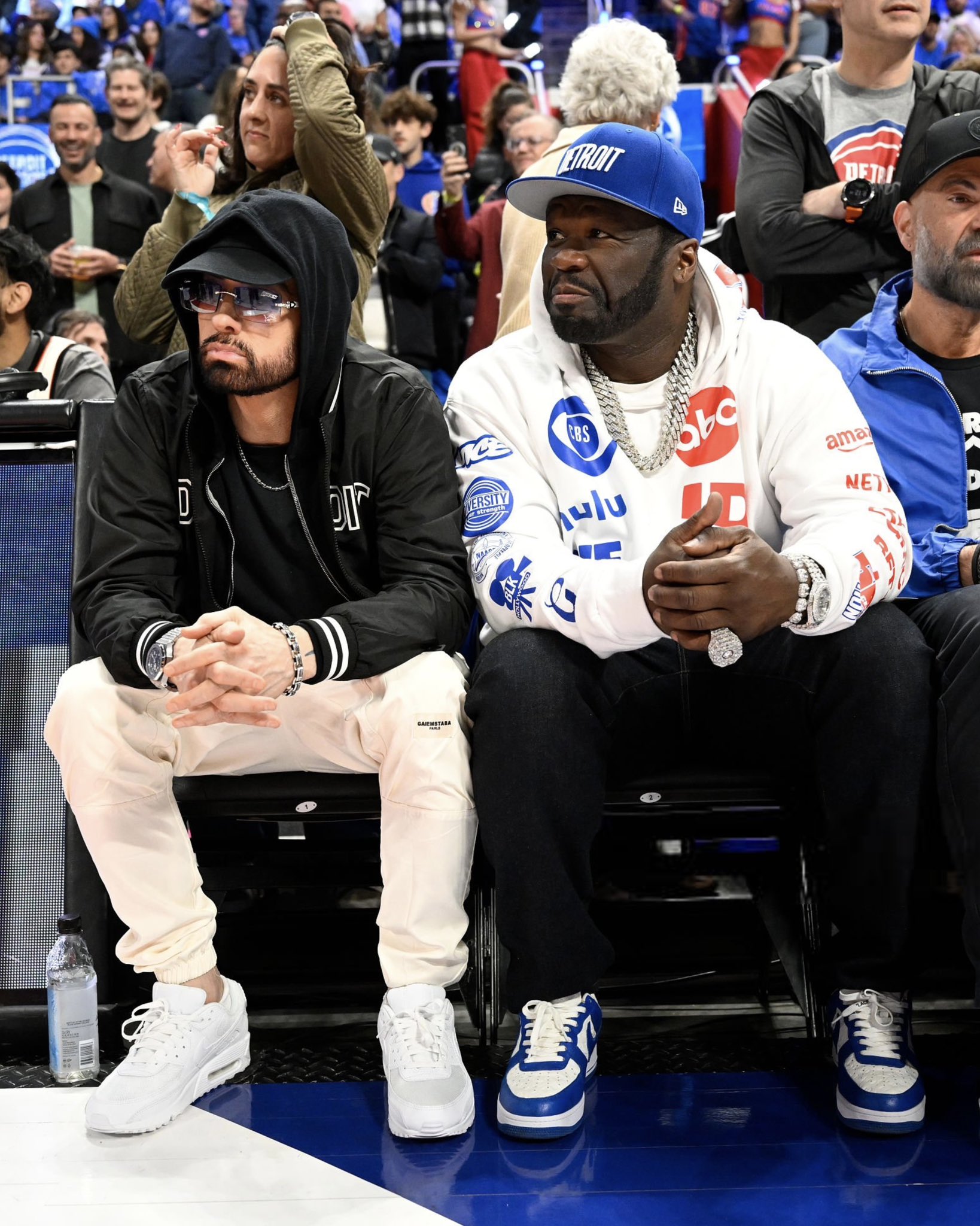 ラッパー EMINEM と 50 Cent が キャブス vs ピストンズ の試合に登場