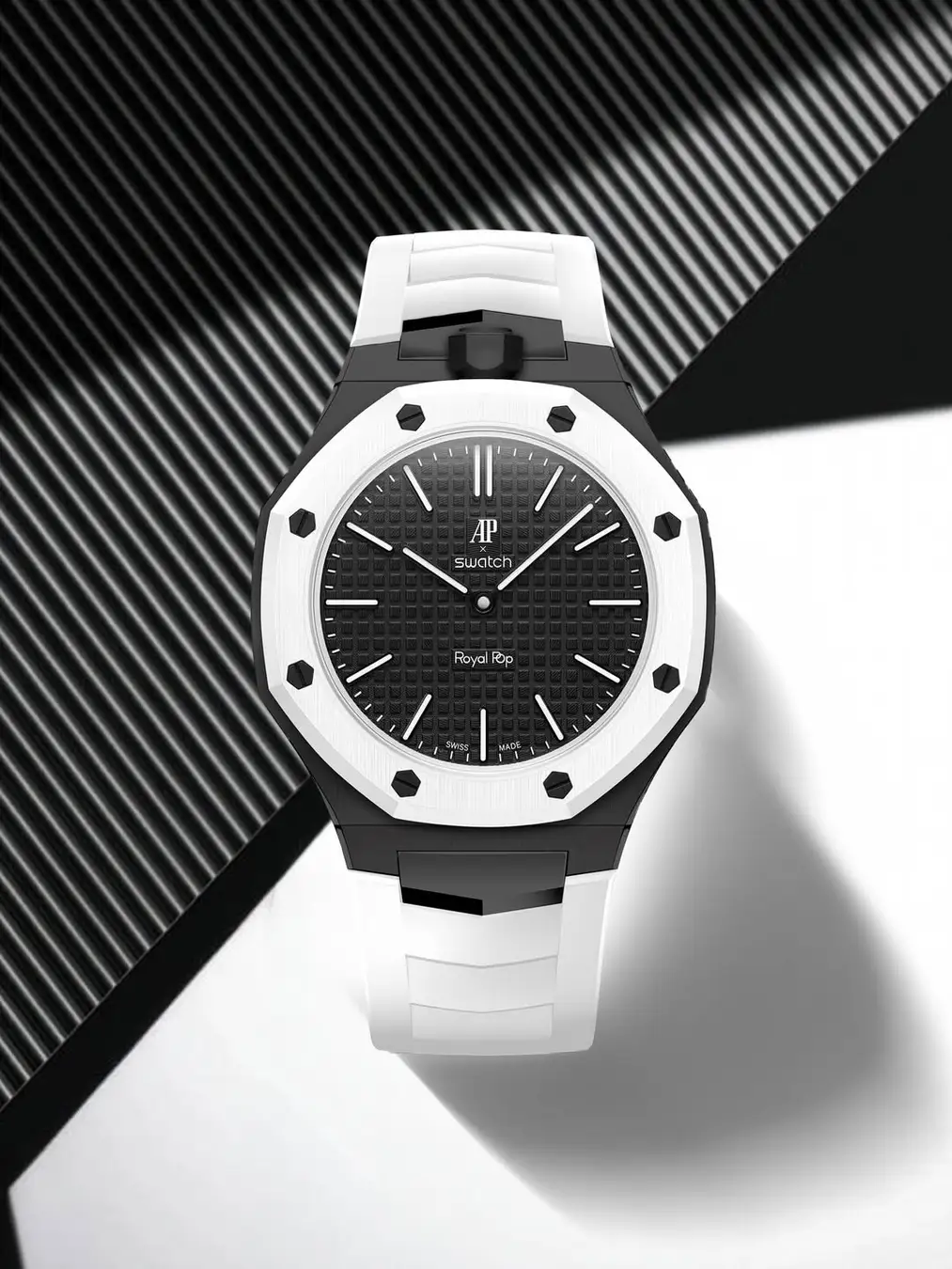 GOLDEN CONCEPTが、先日発表された「Audemars Piguet & Swatch」のコラボレーションモデル「Royal Pop」を腕時計に作り替える専用ケースを発売