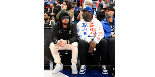 ラッパー EMINEM と 50 Cent が キャブス vs ピストンズ の試合に登場