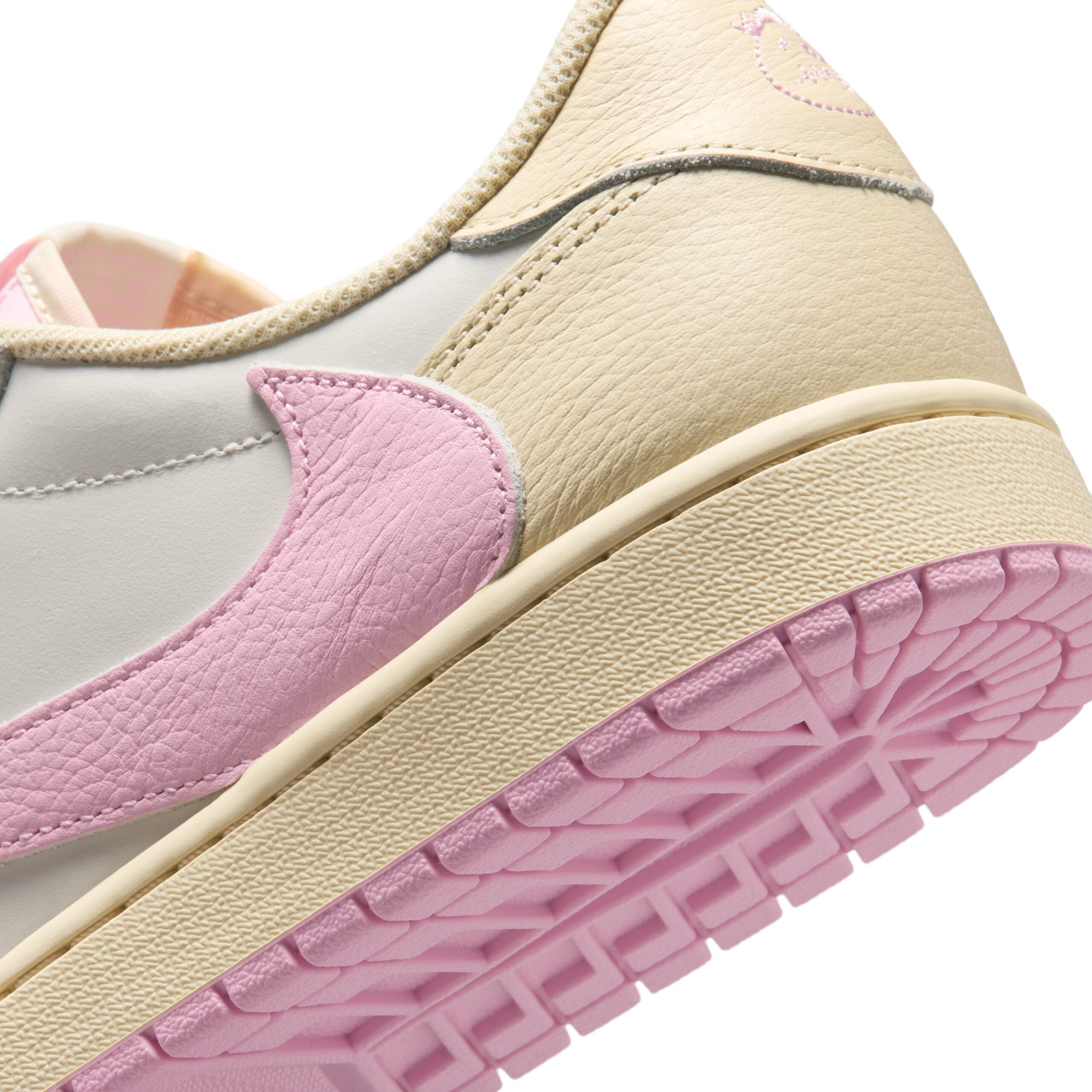 Travis Scott × NIKE AIR JORDAN 1 LOW “Shy Pink” のオフィシャル画像が公開