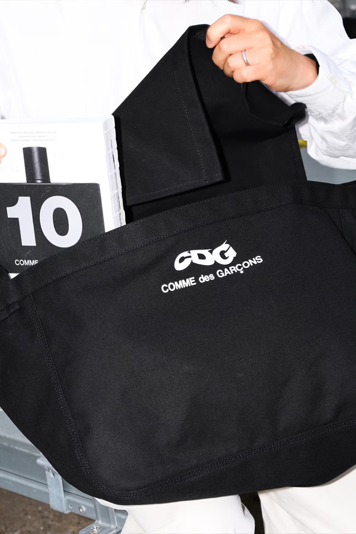 CDG『POSTMAN BAG & CLASSIC CREW NECK SWEAT with ZIP』が6月12日(金)に発売予定