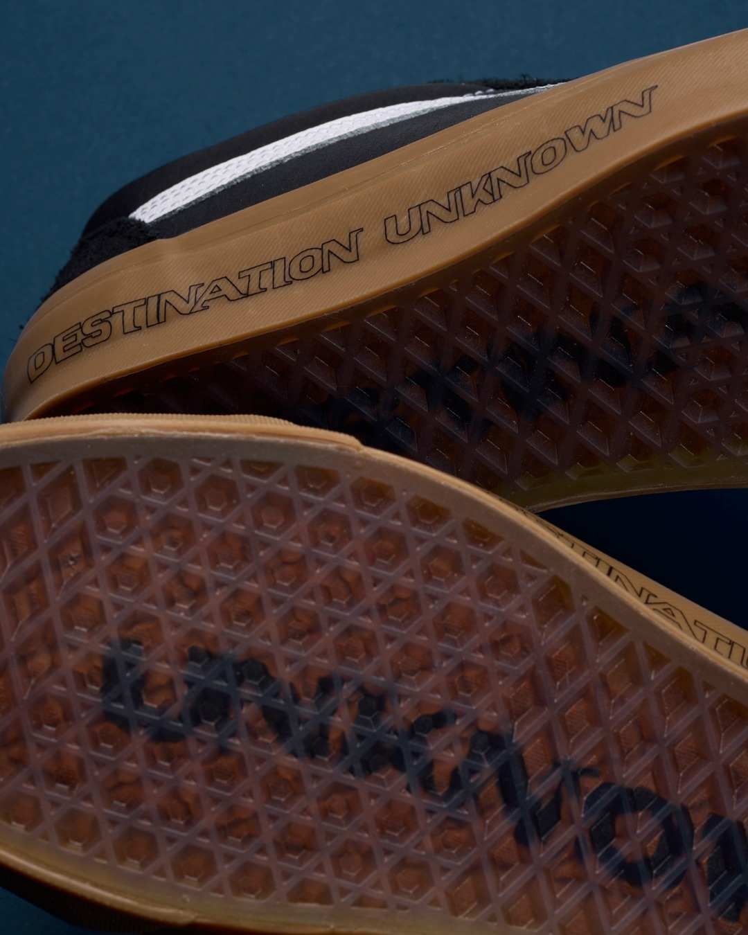 Liberaiders® × VANS のコラボスニーカー第4弾『PREMIUM CLASSIC SLIP-ON 98 & OLD SKOOL』が7月25日(土)に発売予定