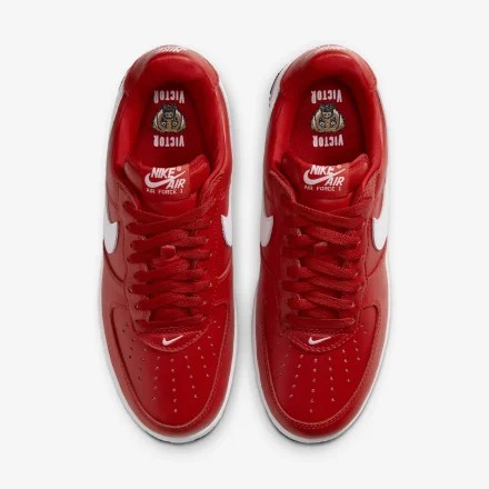 Victor Victor × NIKE AIR FORCE 1 '01 “University Red” が2026年後半に発売予定