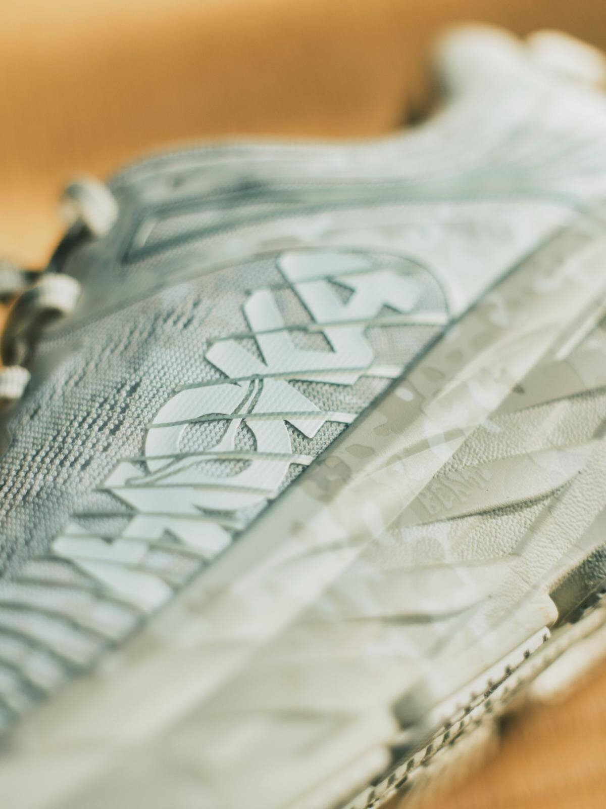 HOKA® × BEAMS の初コラボスニーカー『Bondi 7 BEAMS』が8月7日(金)に発売予定