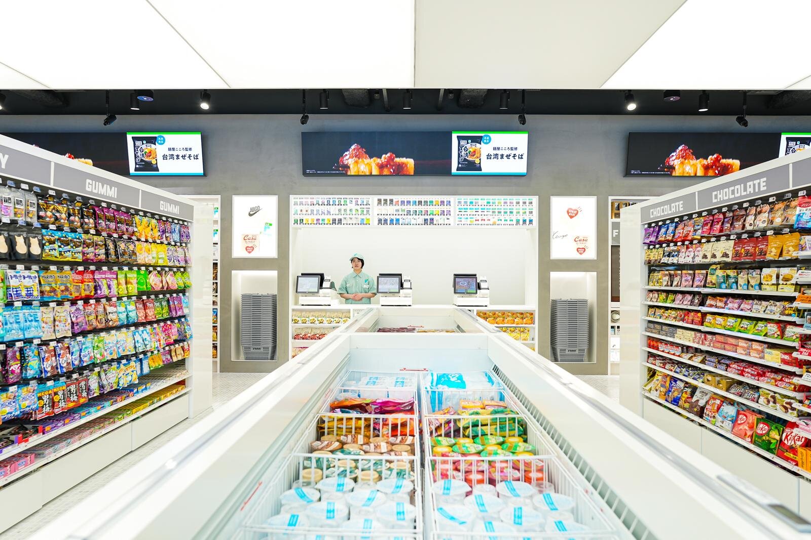 NIGO® がディレクションを手掛ける FamilyMart の新コンセプトストア『FAMIMA PARK AZABUDAI』が7月10日(金)にオープン