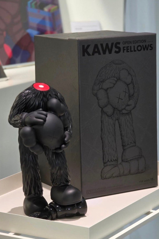 KAWS の新作フィギュア『KAWS FELLOWS』が8月22日(土)に国内オンラインで発売予定
