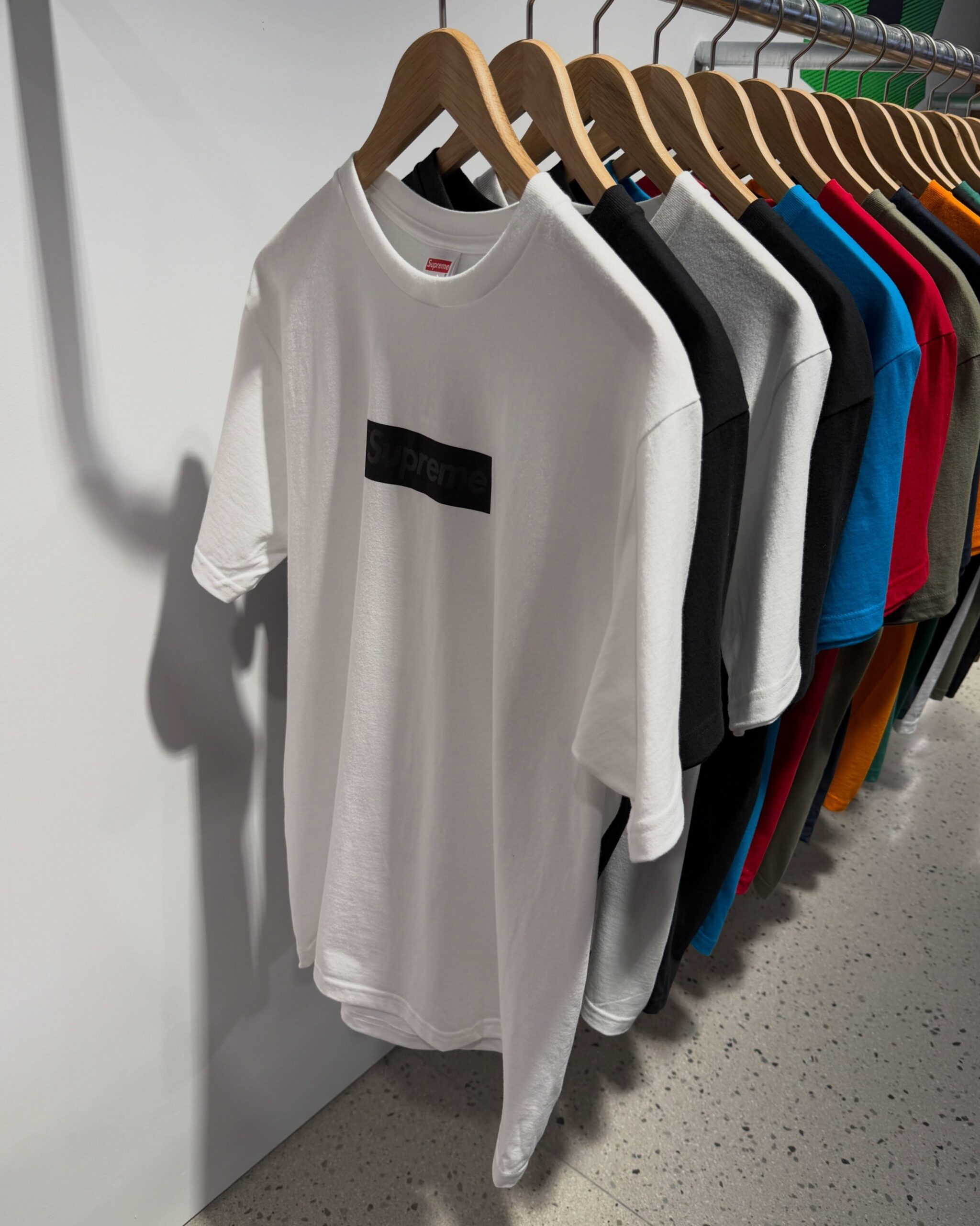 Supreme 聖水店 のオープン記念 Box Logo Tシャツが公開
