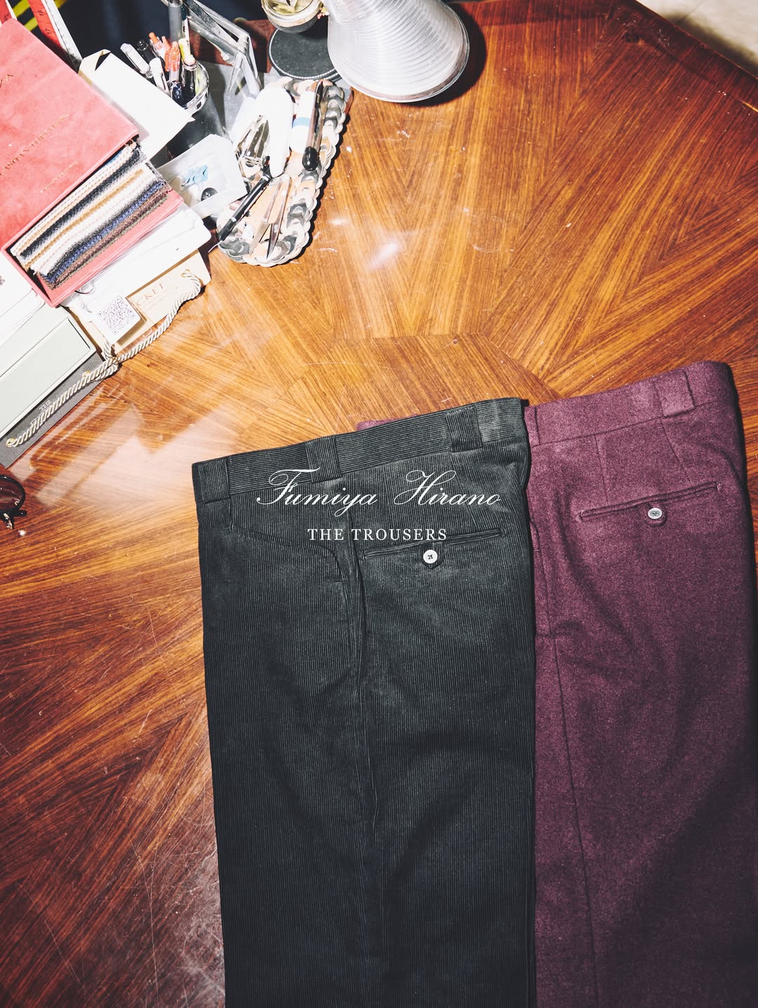 EDIFICE × Fumiya Hirano 26FW『ジャーミン ストライプ トラウザーズ』のオンライン販売が開始