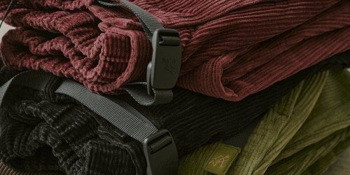 JOURNAL STANDARD relume × GRAMICCI 26FW『8W コーデュロイ リラックスド プリーツ パンツ』のオンライン先行予約が開始