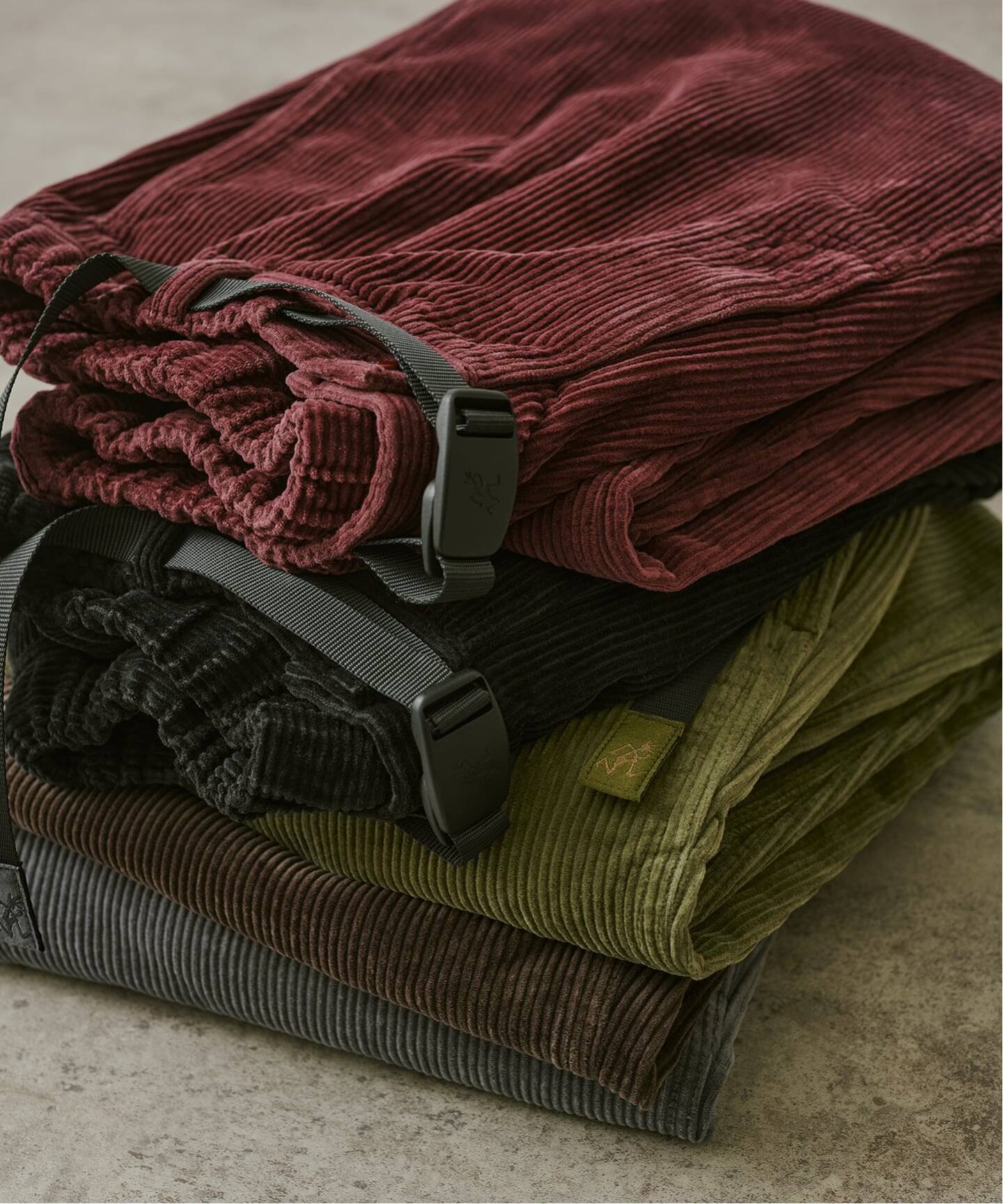 JOURNAL STANDARD relume × GRAMICCI 26FW『8W コーデュロイ リラックスド プリーツ パンツ』のオンライン先行予約が開始