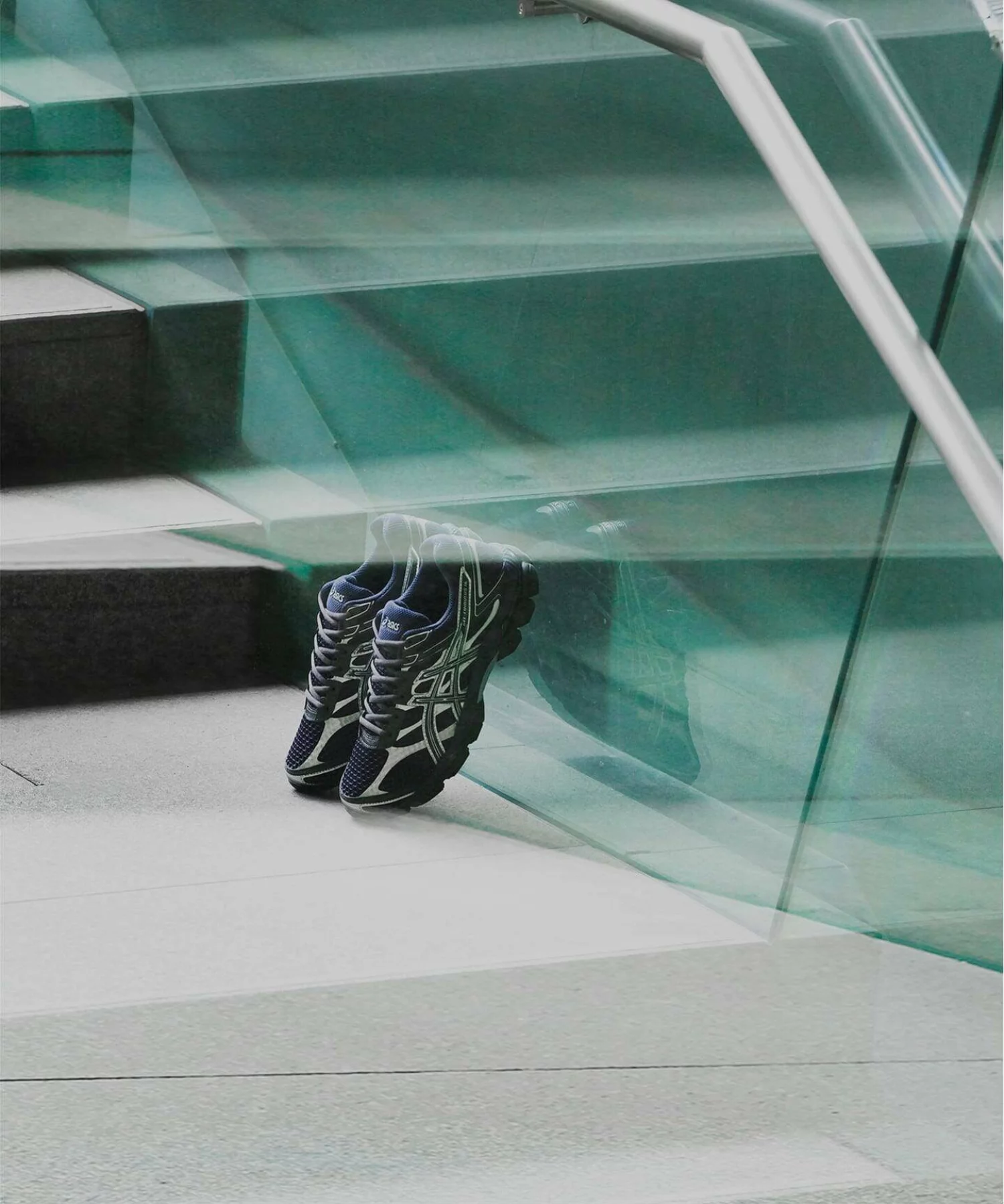 ASICS GEL-CUMULUS 16 “Midnight/Graphite Grey” のオンライン先行予約が開始