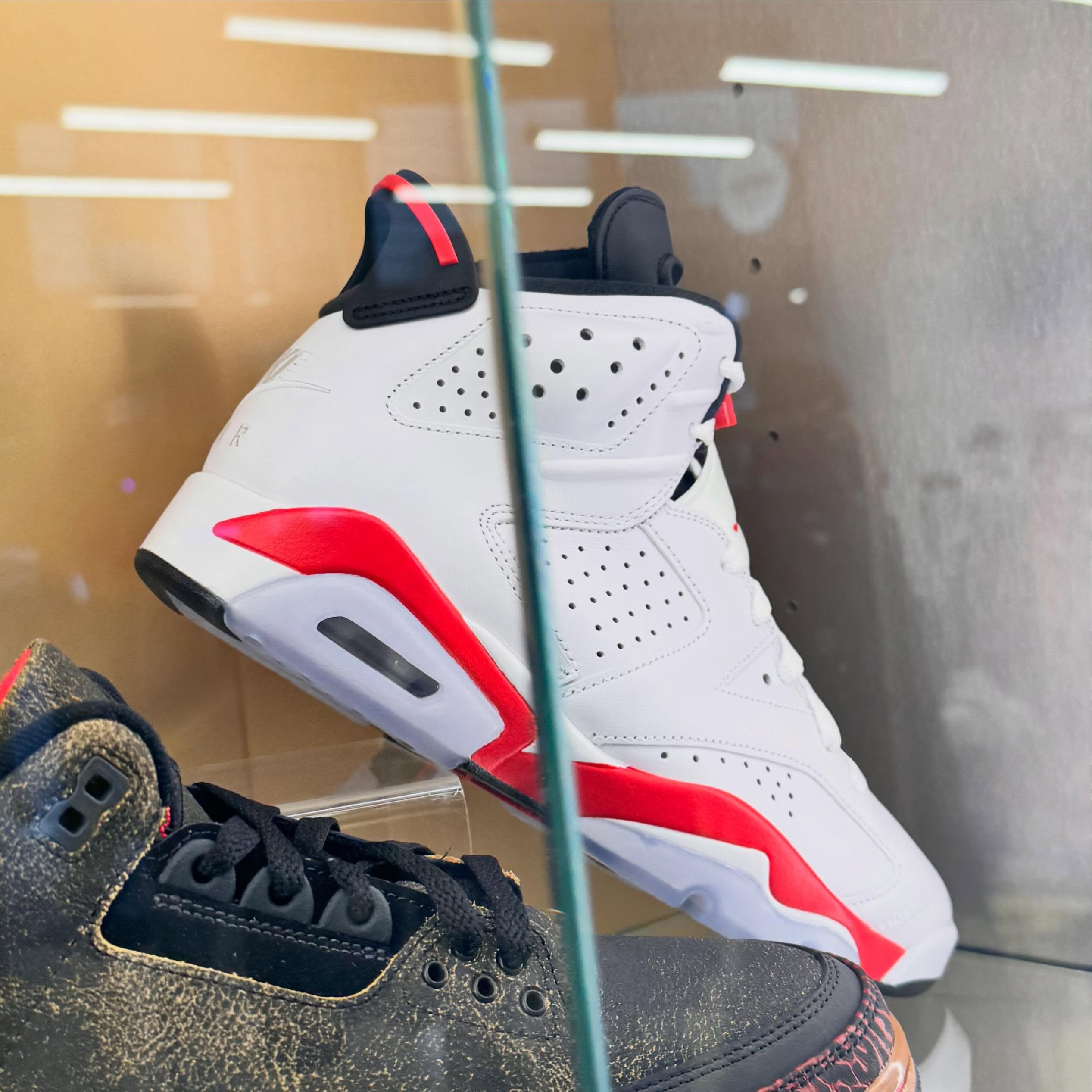 NIKE AIR JORDAN 6 OG "White Infrared" が11月7日(土)に復刻予定