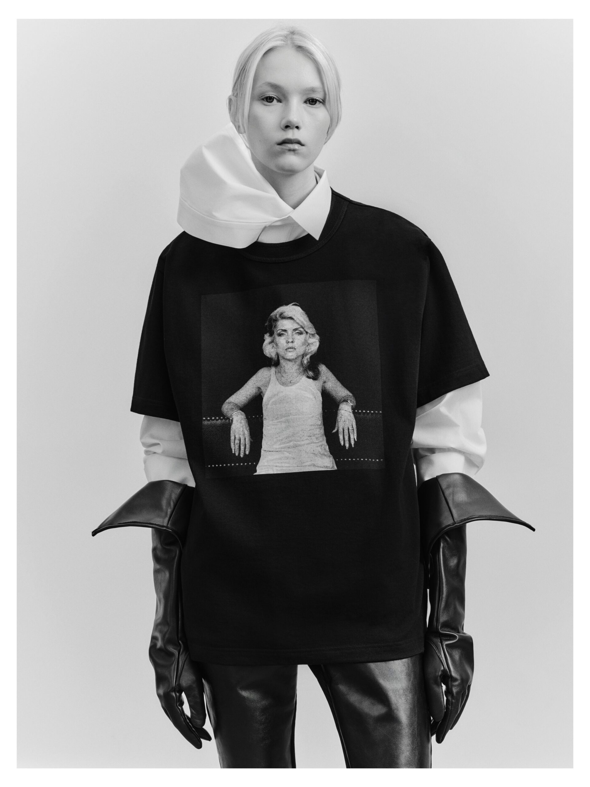 sacai からロック歌手 デボラ・ハリー のフォトTシャツが登場