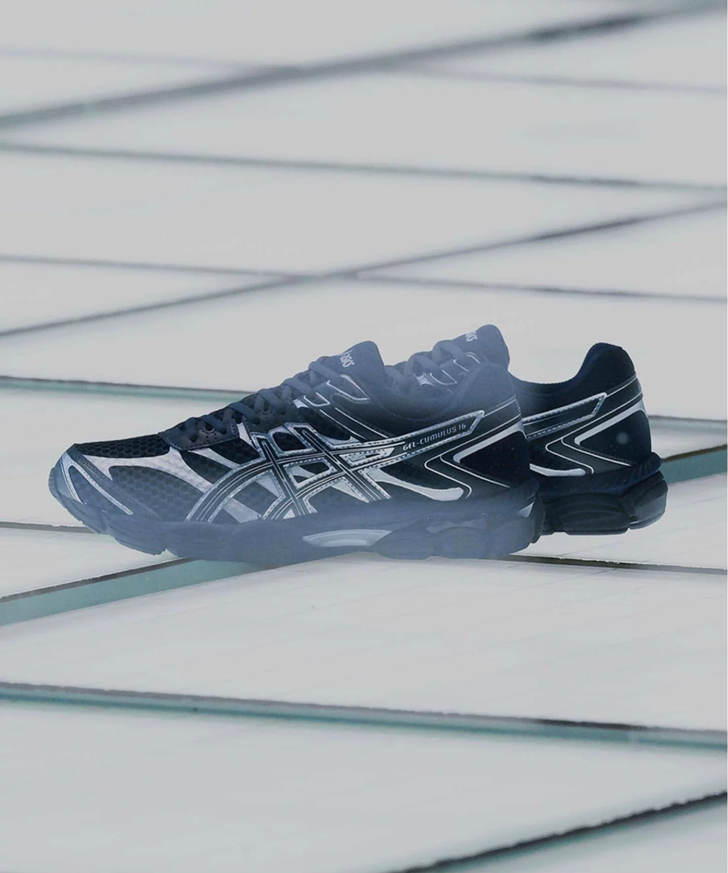 ASICS GEL-CUMULUS 16 “Midnight/Graphite Grey” のオンライン先行予約が開始
