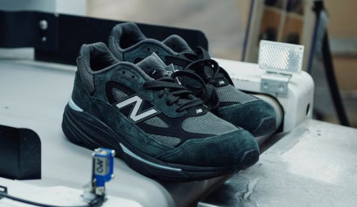 New Balance 990v7 “Black” が公開